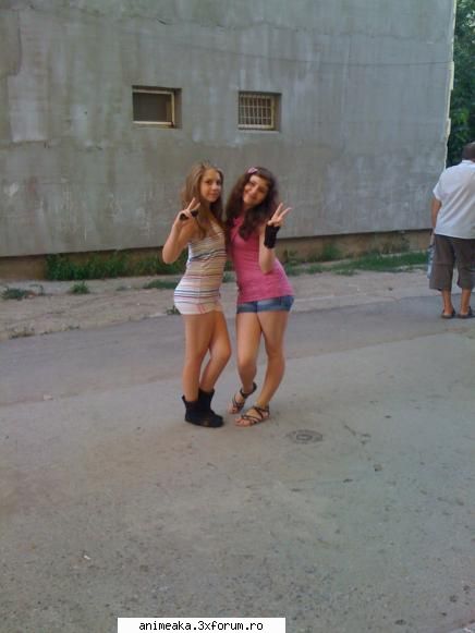 Poze cu noi - yo si my BFF ....yo is aia cu maieu roz - Bine ati venit